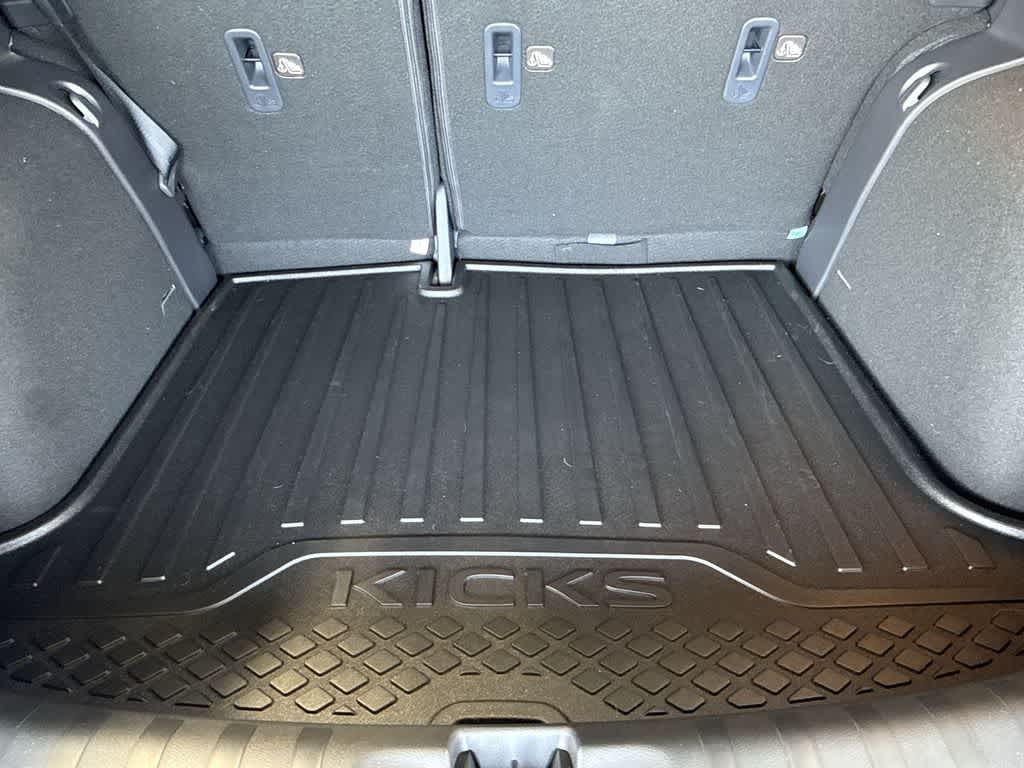 2023 Nissan Kicks SR